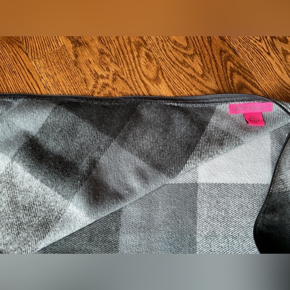 Betsy Johnson scarf/wrap - Picture 1 of 3